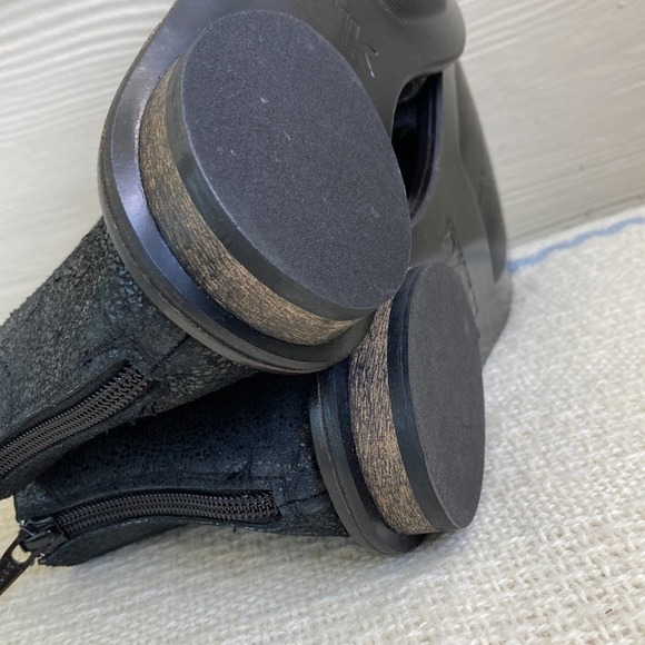 Black Sandals with Ankle-High Design and Open Toe - Picture 11 of 12